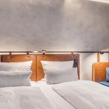 Unsoeld's Factory Hotel 4*