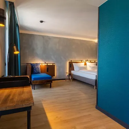 Unsoeld's Factory Hotel 4*